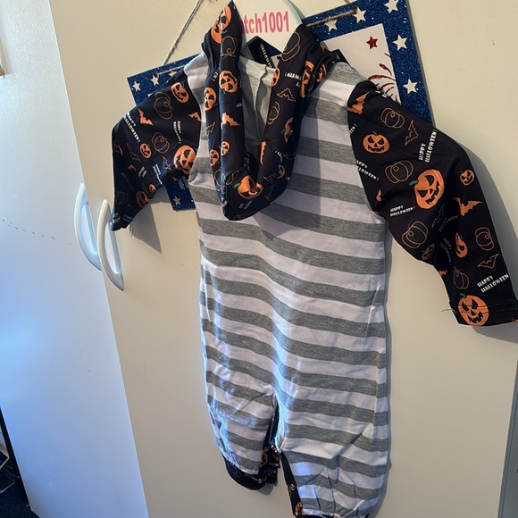 Baby’s Halloween onesie with snaps and hood - Picture 6 of 8